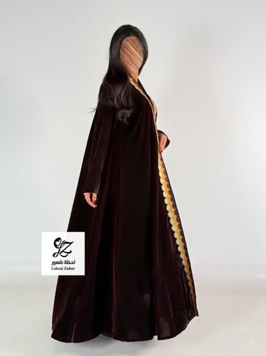 عبايه دبل كلوش بقماش مخمل كوري بني بتطريز ناعم اما...