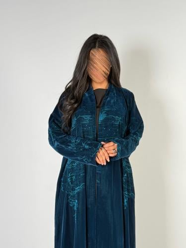 عبايه لقاء مبطنه بقماش مخمل كوري بتدخيل تطريز ناعم...