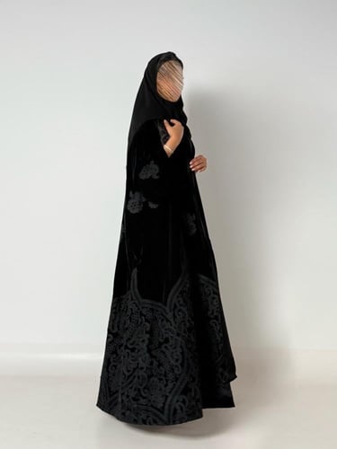 عبايه شيهانه كلوش بقماش مخمل كوري بتطريز ناعم