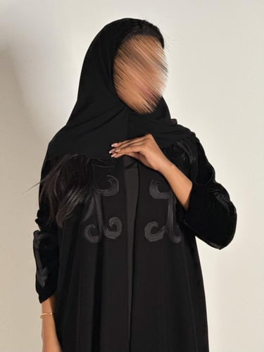 عبايه عبير كلوش بقماش كريب إندونيسي مع مخمل