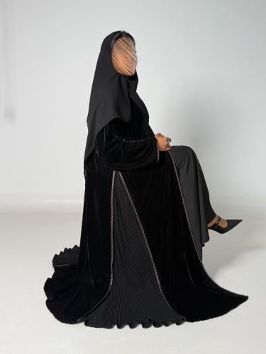 عبايه هديل كلوش بكسرات ف الجوانب قماش مخمل