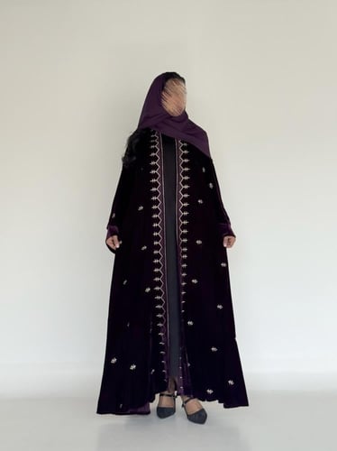 عبايه شموخ دبل كلوش بقماش مخمل بتدخيل تطريزلون موف