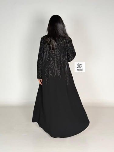 بليزر العيد بقماش ملكي بتدخيل تطريز ناعم مع كرستال