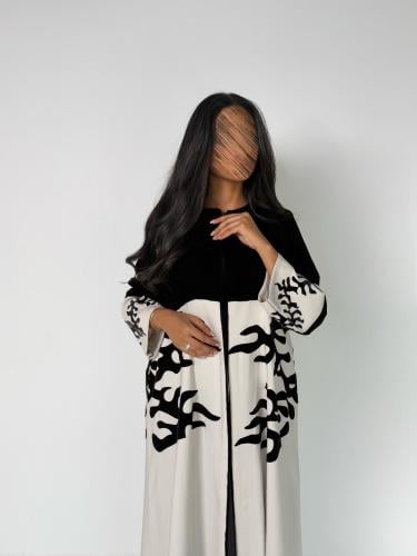 عبايه وجين كلوش بقماش مخمل بتحديد كريب اندنوسي بيج