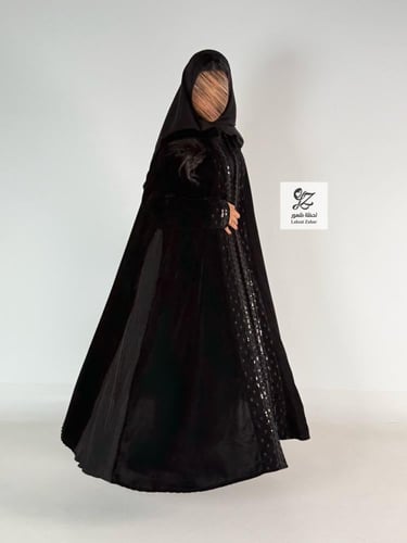 عبايه نايلا كلوش بقماش مخمل كوري بتدخيل تطريز مع ك...