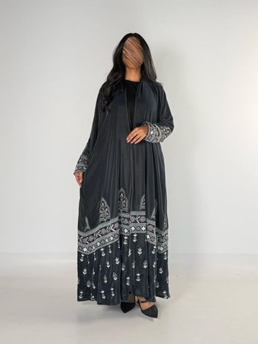 عبايه معالي كلوش بقماش مخمل مع تطريز يدوي