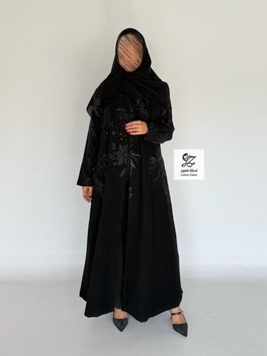 عبايه لقاء بقماش ملكي مطرز مع كرستال