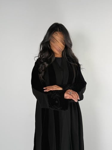 عبايه سجه كلوش تدخيل مخمل كوري شرائح مع تطريز ناعم