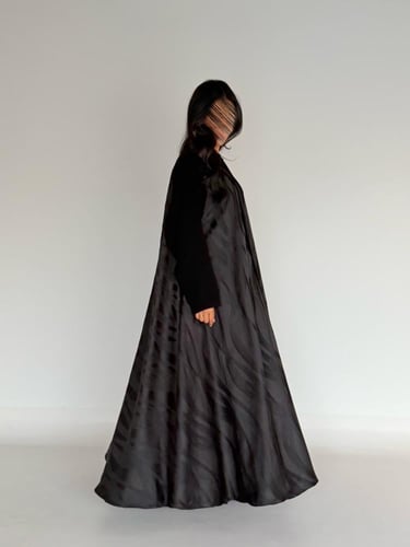 عبايه الجادل دبل كلوش بقماش مكلي فاحم مع تفته هندي...