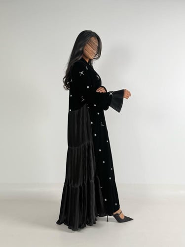 عبايه ميرال كلوش بقماش مخمل كوري مع كسرات ب الخلف