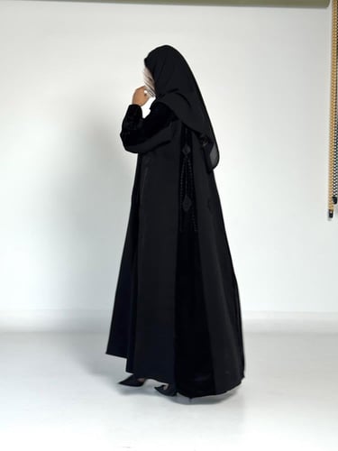 عبايه أرين بقماش بقماش كريب اندنوسي بتدخيل مخمل