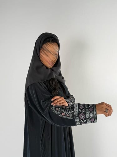 عبايه معالي كلوش بقماش مخمل مع تطريز يدوي