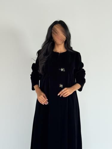 عبايه ولاءكلوش بقماش مخمل واقف مع زرار فراشه