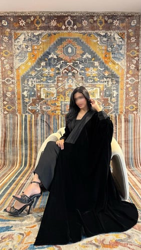 عبايه نيهال نص بشت بقماش مخمل اسود