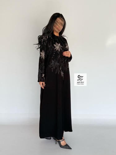 عبايه لقاء بقماش ملكي مطرز مع كرستال