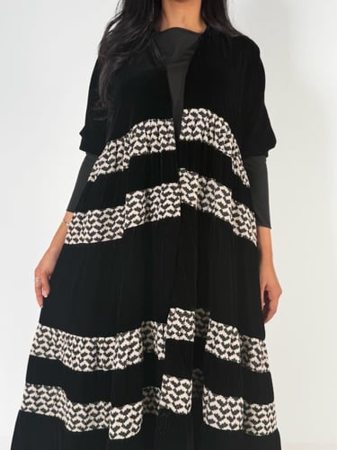 عبايه علاكلوش طبقات بقماش مخمل كوري بتدخيل شانيل