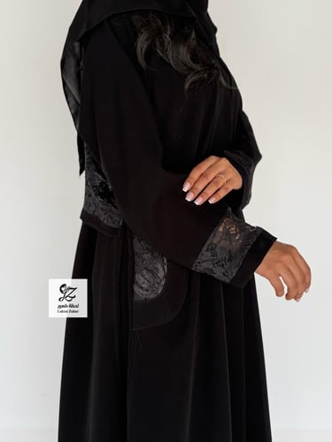 عبايه نوف كلوش بقماش ملكي اسود فاحم بتدخيل دانتيل...