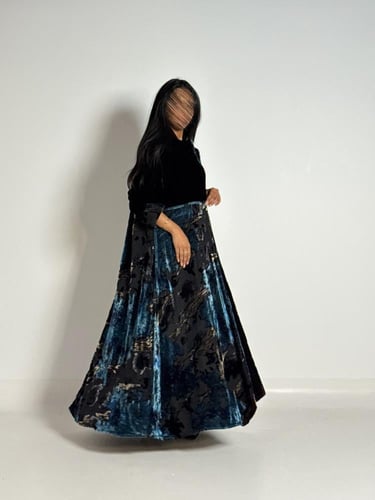 عبايه امينه كلوش بقماش مخمل كوري بتدخيل شيفون مخمل...