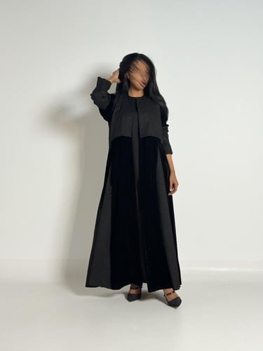 عبايه سمو كلوش بقماش مخمل بتدخيل ركاما اسود