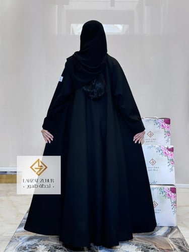 عباية دبل كلوش بقماش اسود فاحم كم وسيع