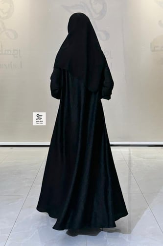 عبايه دبل كلوش بقماش حرير اسود مشجر