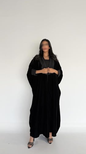 عبايه نيهال نص بشت بقماش مخمل اسود