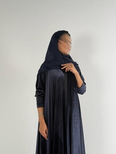 عبايه دبل كلوش بقماش مخمل ايطالي بكم ماسك لون كحلي