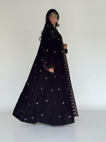 عبايه شموخ دبل كلوش بقماش مخمل بتدخيل تطريزلون موف