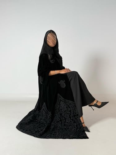 عبايه شيهانه كلوش بقماش مخمل كوري بتطريز ناعم