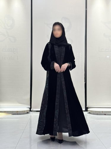 عبايه النايفه بقماش مخمل كوري بتدخيل حرير تركي مشج...