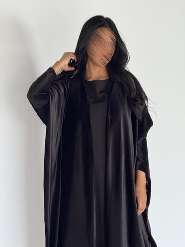 عبايه مي نص بشت فراشه بقماش مخمل