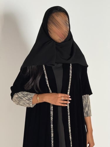 عبايه دبل كلوش بقماش مخمل كوري بتدخيل شانيل