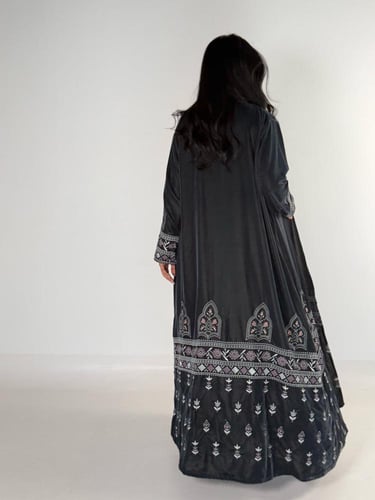 عبايه معالي كلوش بقماش مخمل مع تطريز يدوي