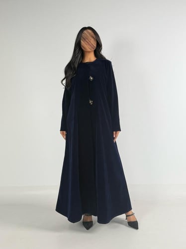 عبايه ولاء كلوش بقماش مخمل واقف مع زرار فراشه