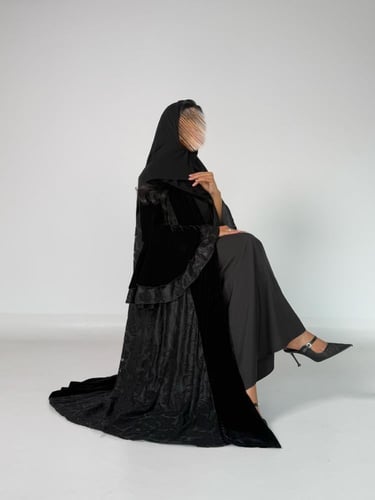 عبايه عهد كم فرنسي بقماش مخمل كوري بتدخيل دانتيل م...