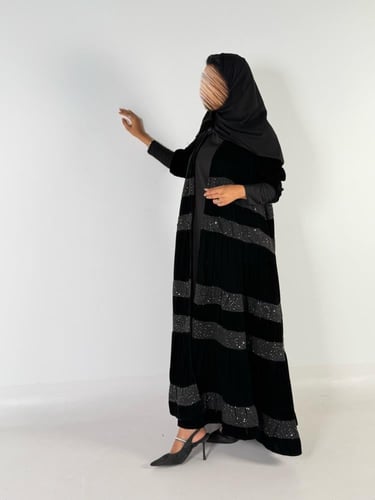 عبايه علاكلوش طبقات بقماش مخمل كوري بتدخيل شانيل ا...