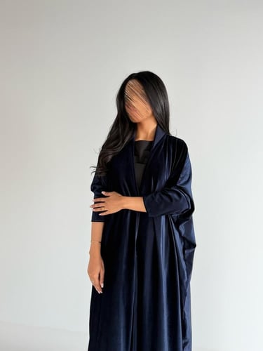 عبايه مي نص بشت فراشه بقماش مخمل كحلي