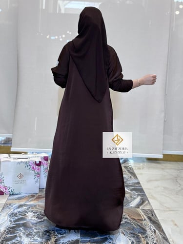 عبايه كلوش بنتكس ف الاكمام والياقه لون بني