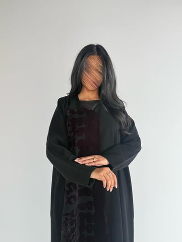 عبايه تيجان بقماش إندنوسي اسود مع مخمل كوري