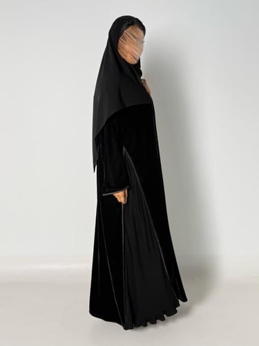 عبايه هديل كلوش بكسرات ف الجوانب قماش مخمل