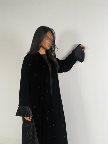 عبايه ميرال كلوش بقماش مخمل كوري مع كسرات ب الخلف