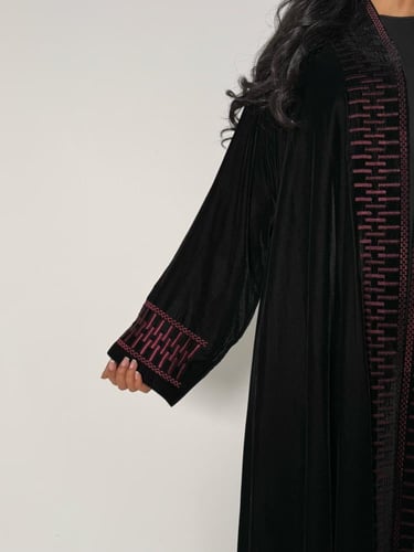 عبايه سحر دبل كلوش بقماش مخمل مع تطريز يدوي ناعم