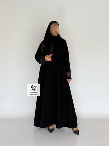 عبايه نوف كلوش بقماش ملكي اسود فاحم بتدخيل دانتيل...