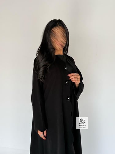 عبايه ريانه بقماش اندنوسي اسود بتدخيل زرار ناعم