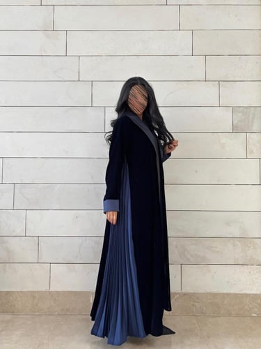 عبايه وجدان بقماش مخمل كحلي بتدخيل كسرات ناعم لون...