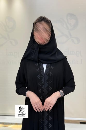عبايه نجد دبل كلوش بقماش ملكي اسود بتدخيل تطريز اس...