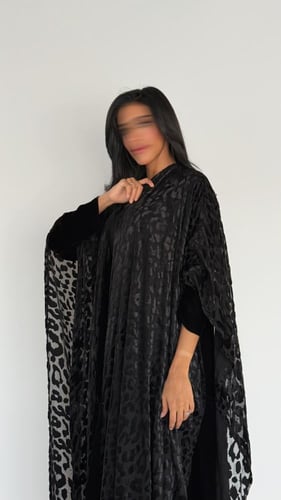 عبايه طله بقماش مخمل شتوي اسود