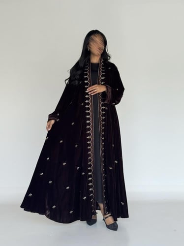 عبايه شموخ دبل كلوش بقماش مخمل بتدخيل تطريزلون موف