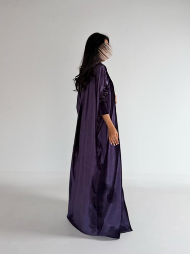 عبايه مي نص بشت فراشه بقماش مخمل موف