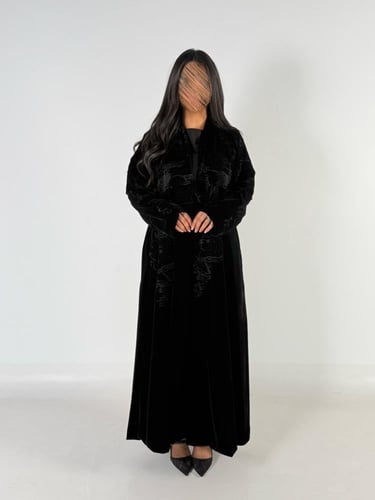 عبايه لقاء مبطنه بقماش مخمل كوري بتدخيل تطريز ناعم...